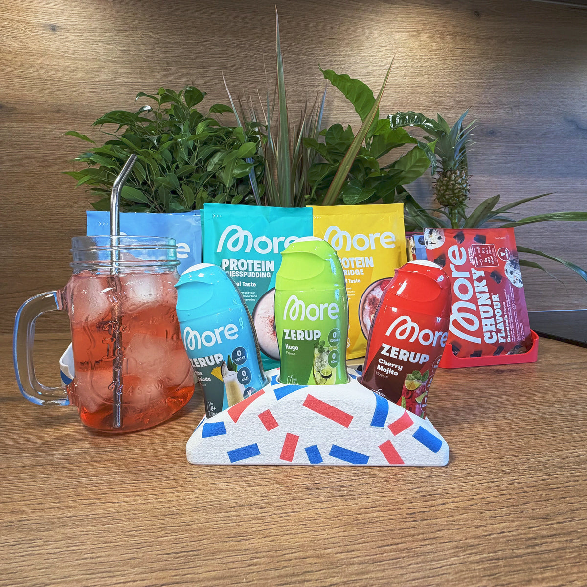 Sirup-Fächer 3er Party in Original — besetzt mit schräg stehenden Sirup-Fläschchen