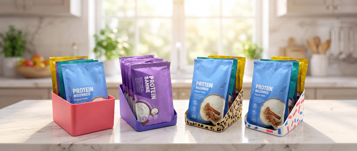 Vier 3D-gedruckte Sachet Boxen in Pink, Lila, Leopard und Party auf einer Küchenablage, gefüllt mit Portionsbeuteln
