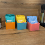 Sachet Box — mehrere Farben nebeneinander, gefüllt mit Portionsbeuteln