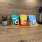 Sachet Box offen — mehrere Farben nebeneinander, gefüllt mit Portionsbeuteln
